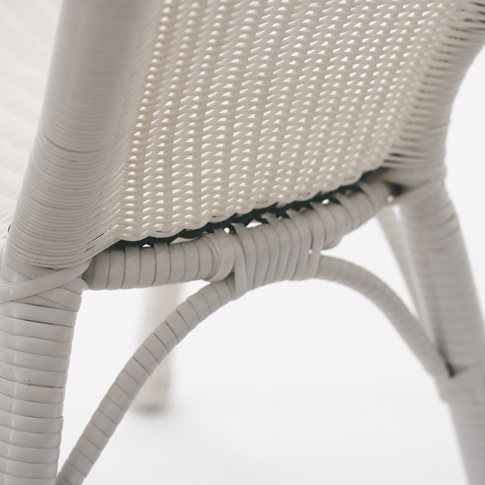 라쿤 화이트 라탄 의자