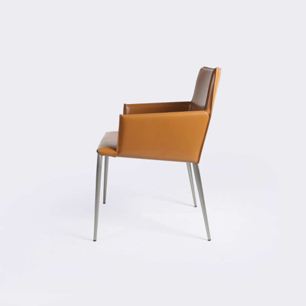 주노 암체어. Juno armchair (머스타드)