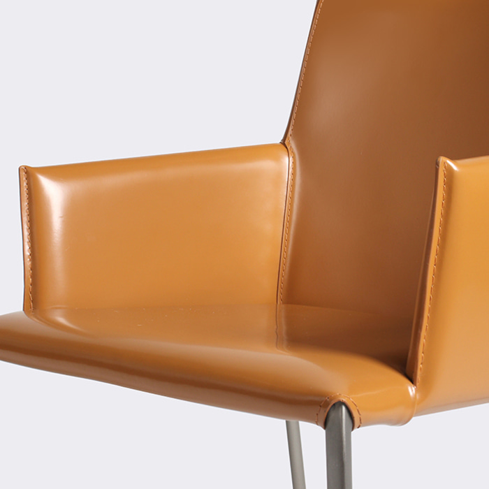 주노 암체어. Juno armchair (머스타드)